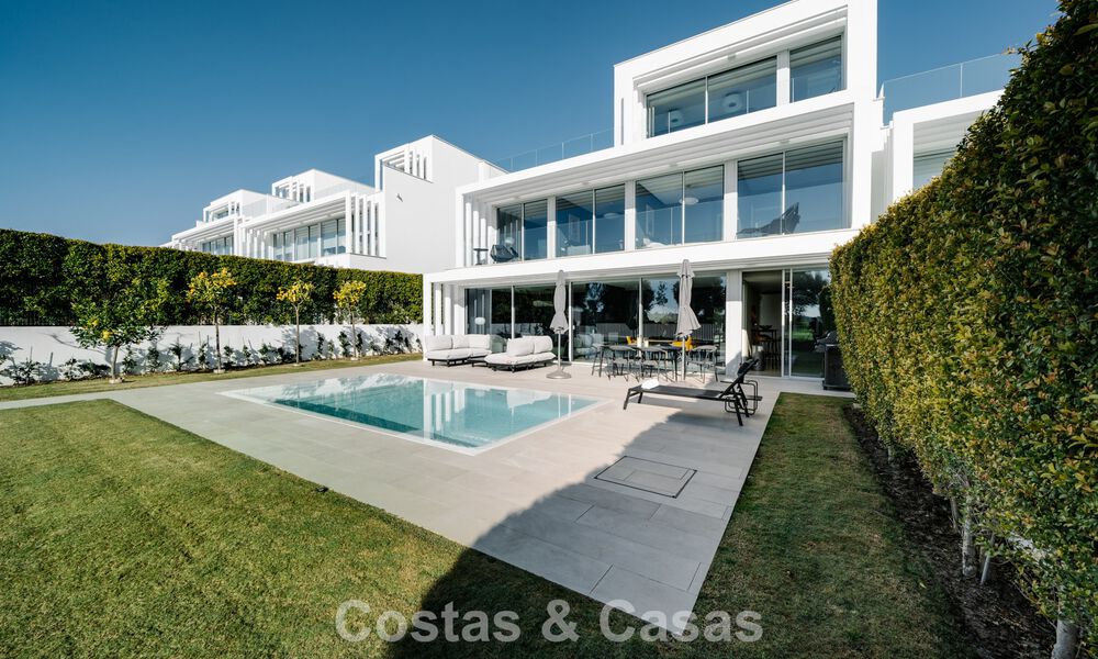 Semi-detached house for sale, frontline golf, in a gated community of Sotogrande, Costa del Sol 775999