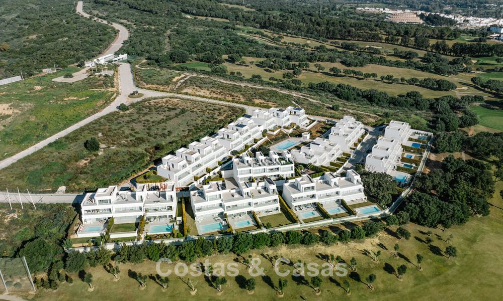 Semi-detached house for sale, frontline golf, in a gated community of Sotogrande, Costa del Sol 776000