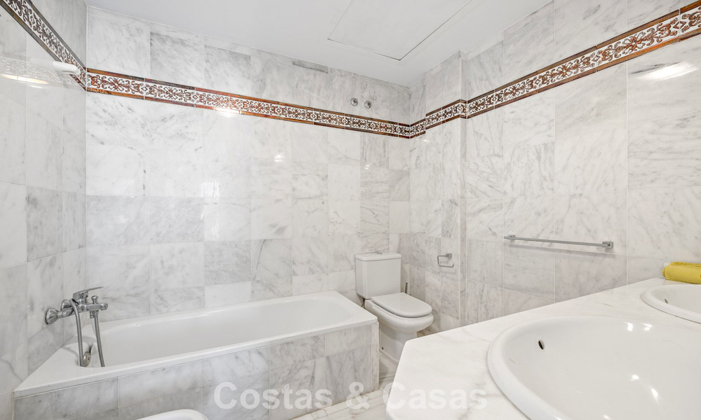 Spacious townhouse for sale in a beachfront complex on the New Golden Mile between Marbella and Estepona 776017