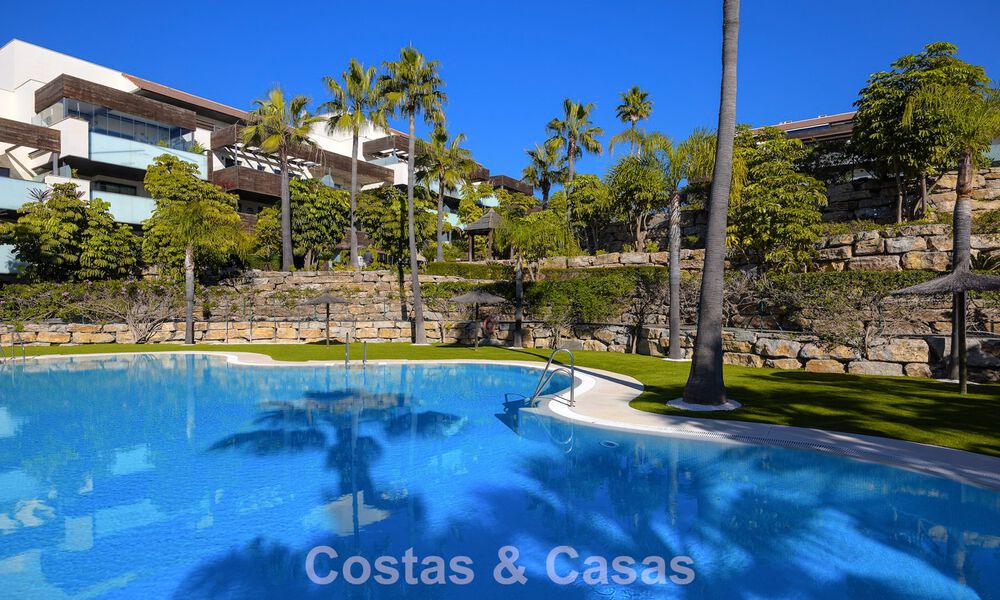 Luxury apartment for sale in the prestigious 5* Los Flamingos Golf Resort on the New Golden Mile, Marbella - Benahavis 776121