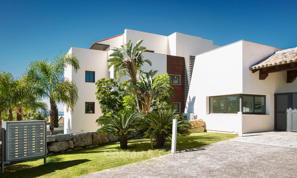 Contemporary golf apartments for sale in a 5-star golf resort, New Golden Mile, Marbella - Benahavís 807028