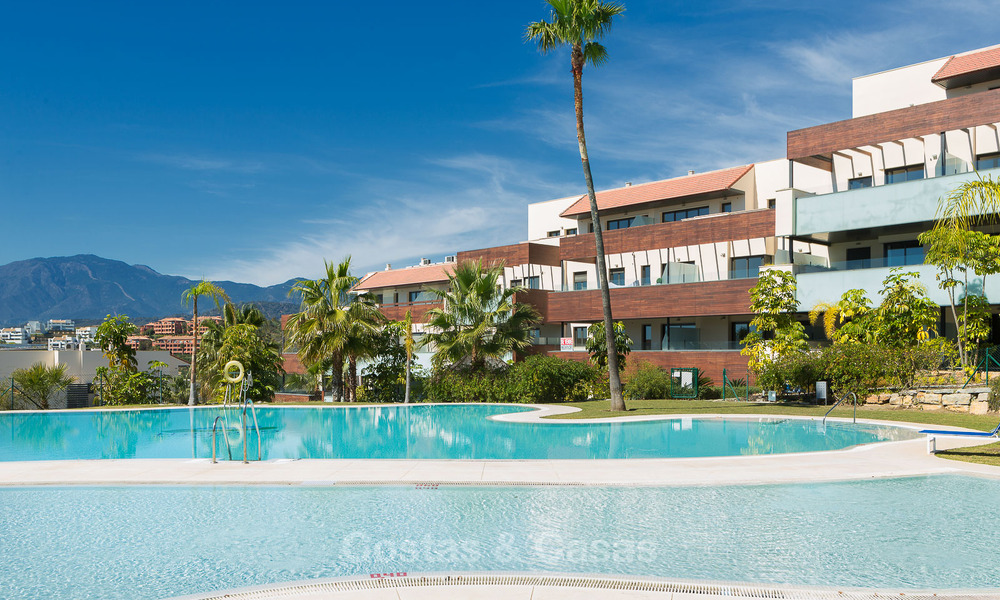 Contemporary golf apartments for sale in a 5-star golf resort, New Golden Mile, Marbella - Benahavís 807034