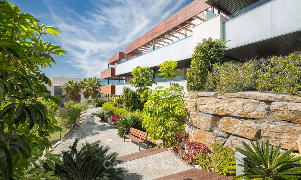 Contemporary golf apartments for sale in a 5-star golf resort, New Golden Mile, Marbella - Benahavís 807035