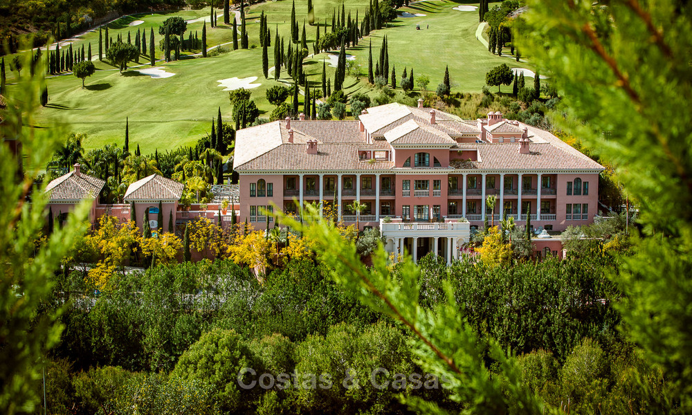 Contemporary golf apartments for sale in a 5-star golf resort, New Golden Mile, Marbella - Benahavís 807036