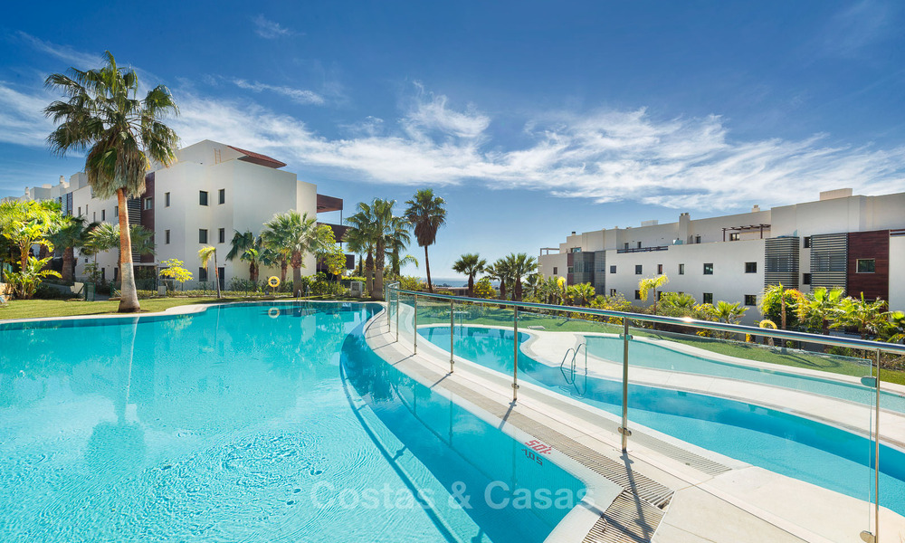 Contemporary golf apartments for sale in a 5-star golf resort, New Golden Mile, Marbella - Benahavís 807038