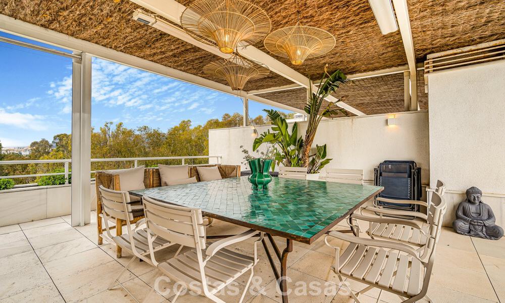 Exclusive, spacious duplex penthouse for sale, with private pool and sea view, close to the beach in Puerto Banus, Marbella 777000