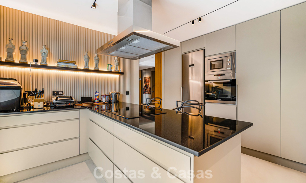 Exclusive, spacious duplex penthouse for sale, with private pool and sea view, close to the beach in Puerto Banus, Marbella 777007