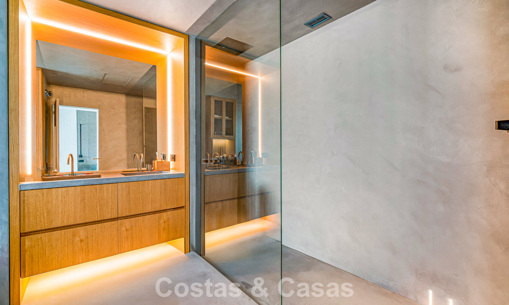 Exclusive, spacious duplex penthouse for sale, with private pool and sea view, close to the beach in Puerto Banus, Marbella 777012