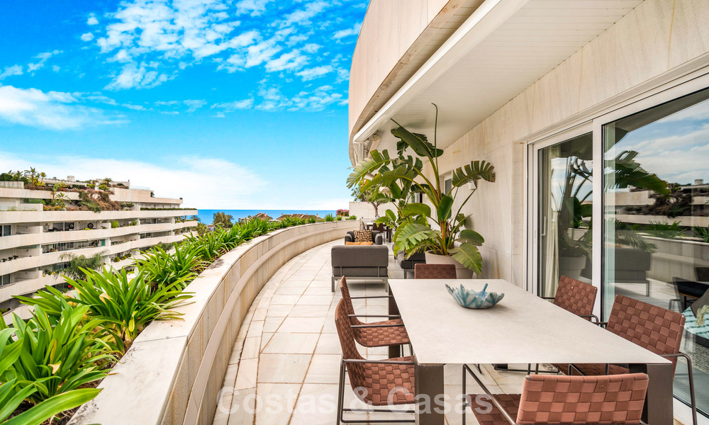 Exclusive, spacious duplex penthouse for sale, with private pool and sea view, close to the beach in Puerto Banus, Marbella 777017