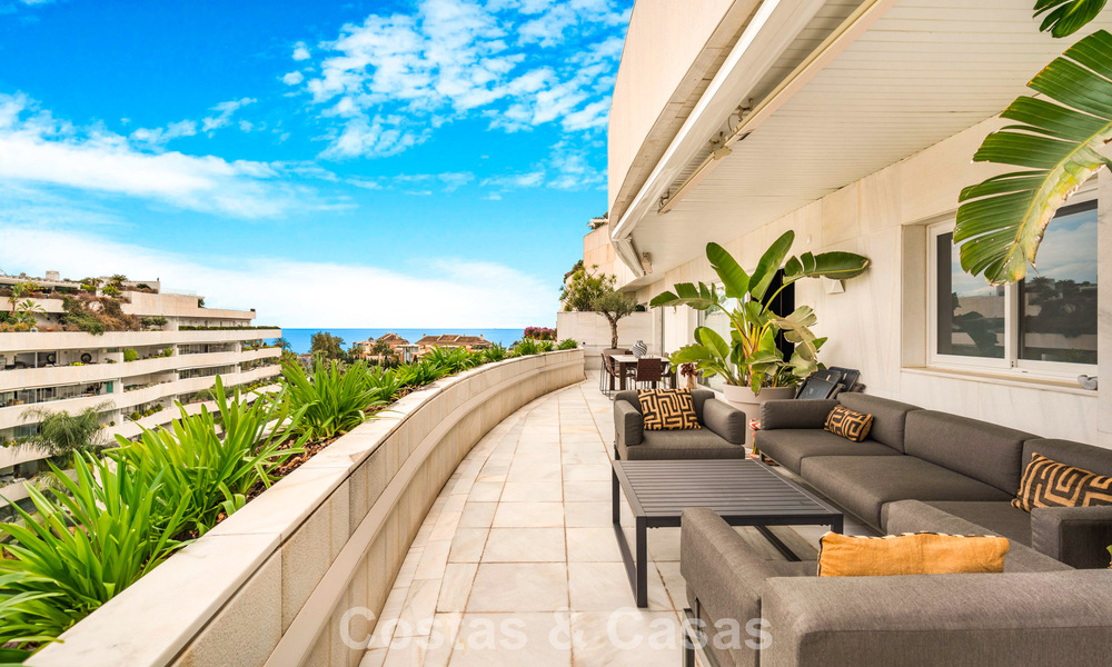 Exclusive, spacious duplex penthouse for sale, with private pool and sea view, close to the beach in Puerto Banus, Marbella 777018