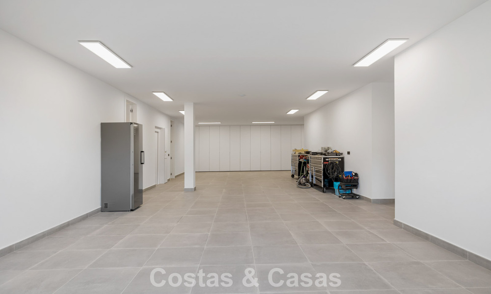 Move-in ready villa with modern architecture for sale in a secure residential area of Marbella - Benahavis 777128