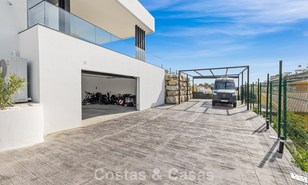 Move-in ready villa with modern architecture for sale in a secure residential area of Marbella - Benahavis 777129