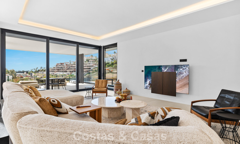 Move-in ready villa with modern architecture for sale in a secure residential area of Marbella - Benahavis 777132