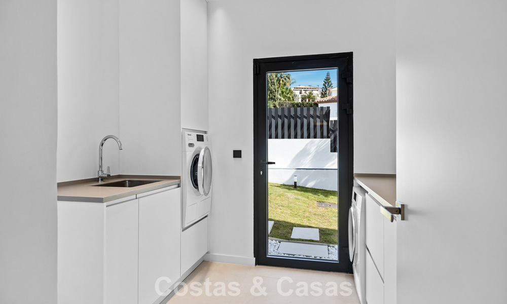 Move-in ready villa with modern architecture for sale in a secure residential area of Marbella - Benahavis 777143