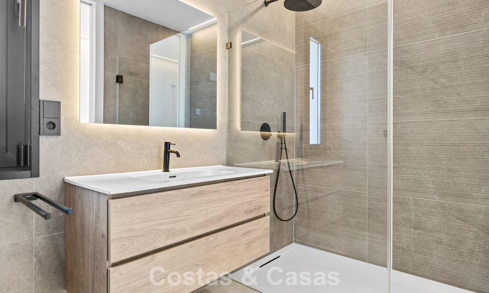 Move-in ready villa with modern architecture for sale in a secure residential area of Marbella - Benahavis 777147