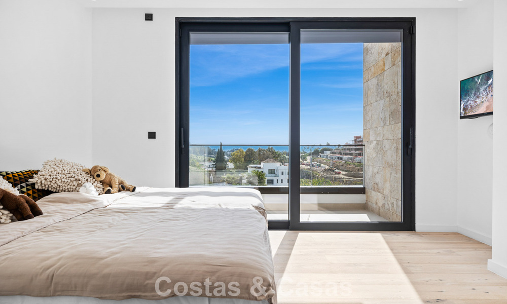 Move-in ready villa with modern architecture for sale in a secure residential area of Marbella - Benahavis 777148