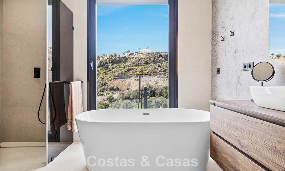Move-in ready villa with modern architecture for sale in a secure residential area of Marbella - Benahavis 777152