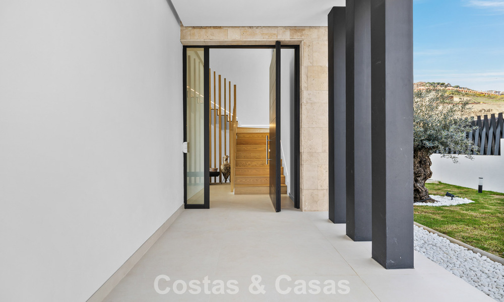 Move-in ready villa with modern architecture for sale in a secure residential area of Marbella - Benahavis 777158