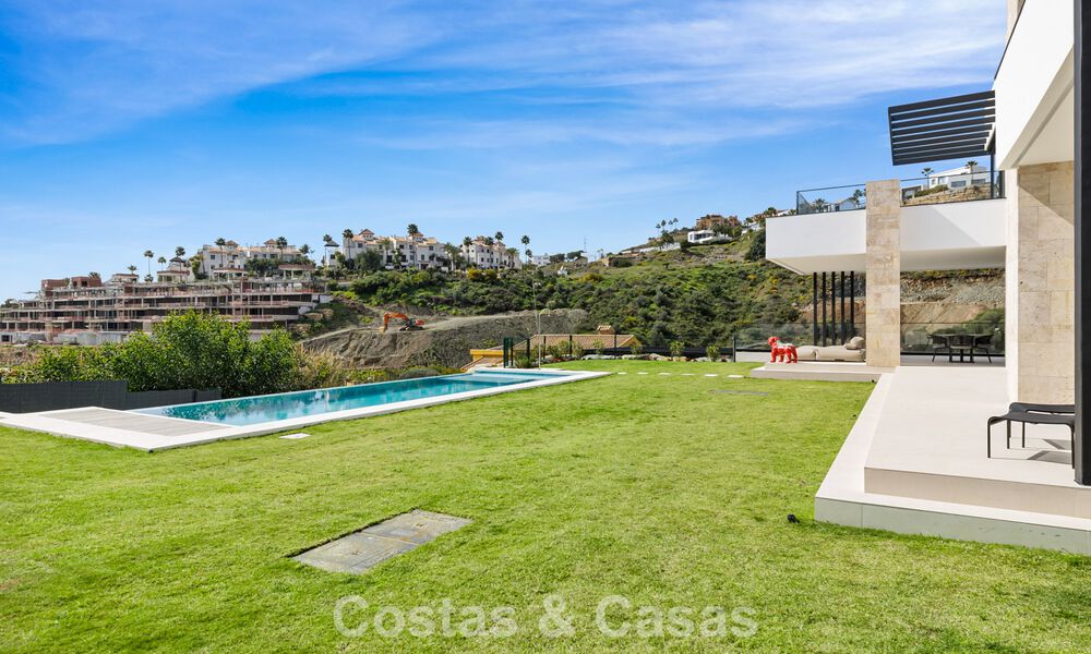 Move-in ready villa with modern architecture for sale in a secure residential area of Marbella - Benahavis 777166