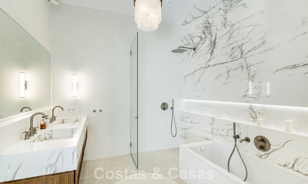 Move-in ready duplex penthouse for sale in a 24-hour security urbanization on Marbella’s Golden Mile 777114