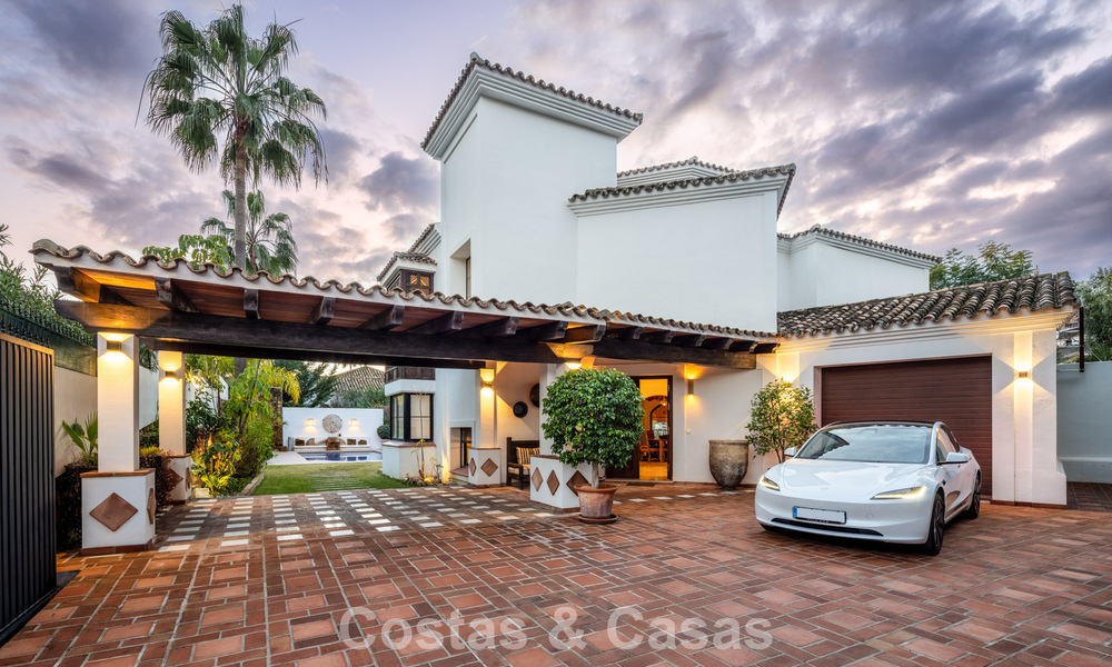 Move-in ready luxury villa for sale bordering a prime golf course in La Quinta, Marbella - Benahavis 777064