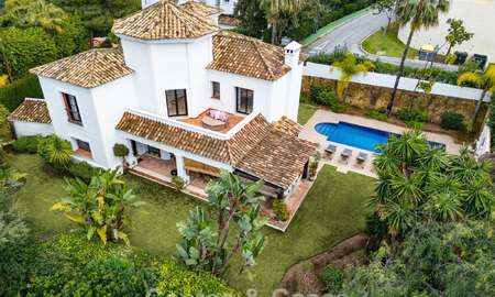 Move-in ready luxury villa for sale bordering a prime golf course in La Quinta, Marbella - Benahavis 777068