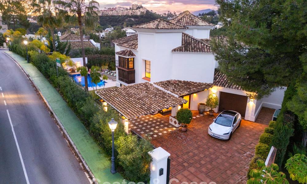 Move-in ready luxury villa for sale bordering a prime golf course in La Quinta, Marbella - Benahavis 777071