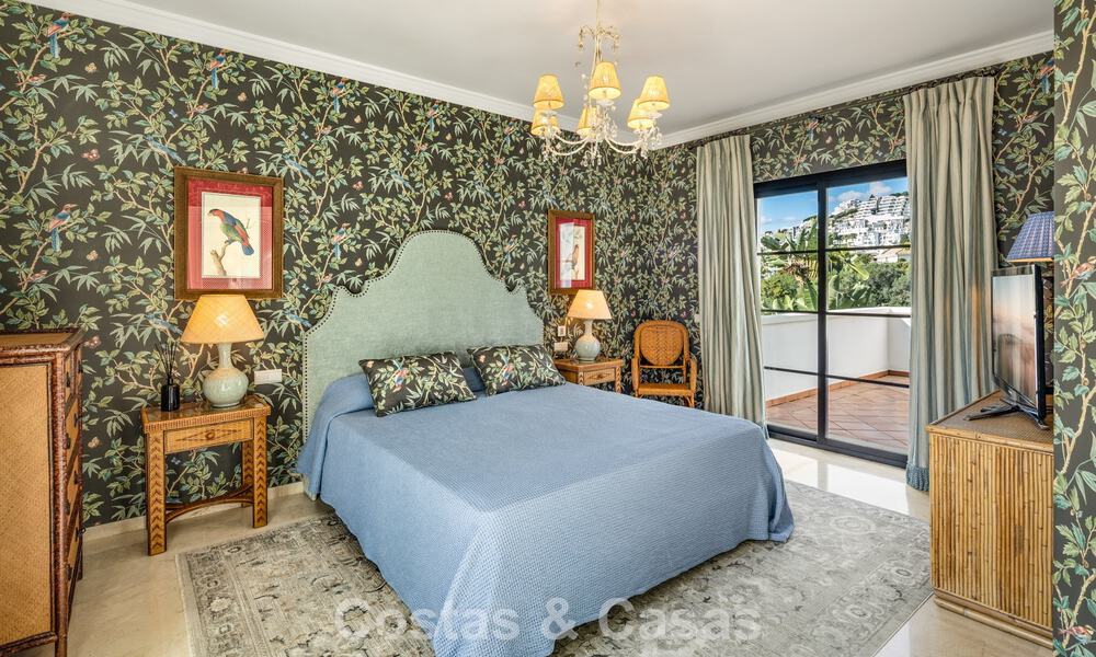 Move-in ready luxury villa for sale bordering a prime golf course in La Quinta, Marbella - Benahavis 777072