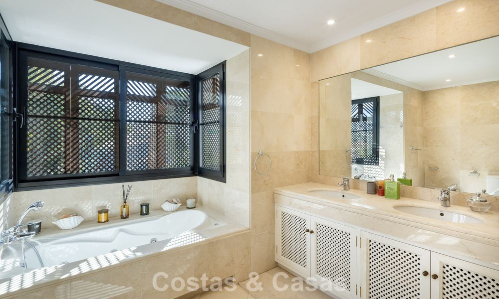 Move-in ready luxury villa for sale bordering a prime golf course in La Quinta, Marbella - Benahavis 777073