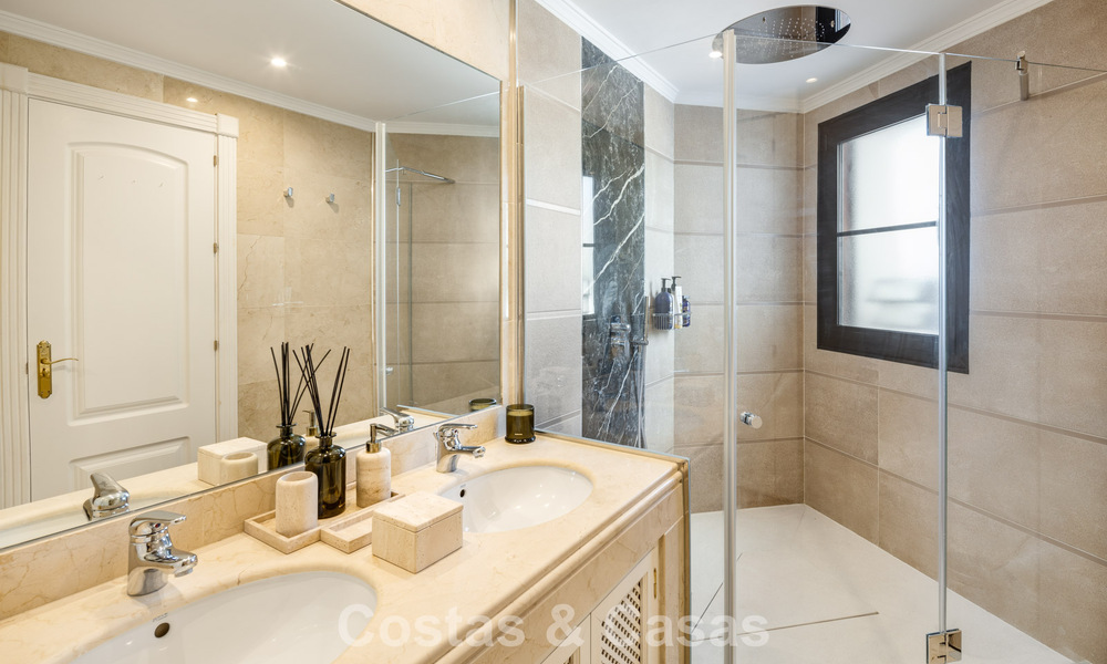 Move-in ready luxury villa for sale bordering a prime golf course in La Quinta, Marbella - Benahavis 777075