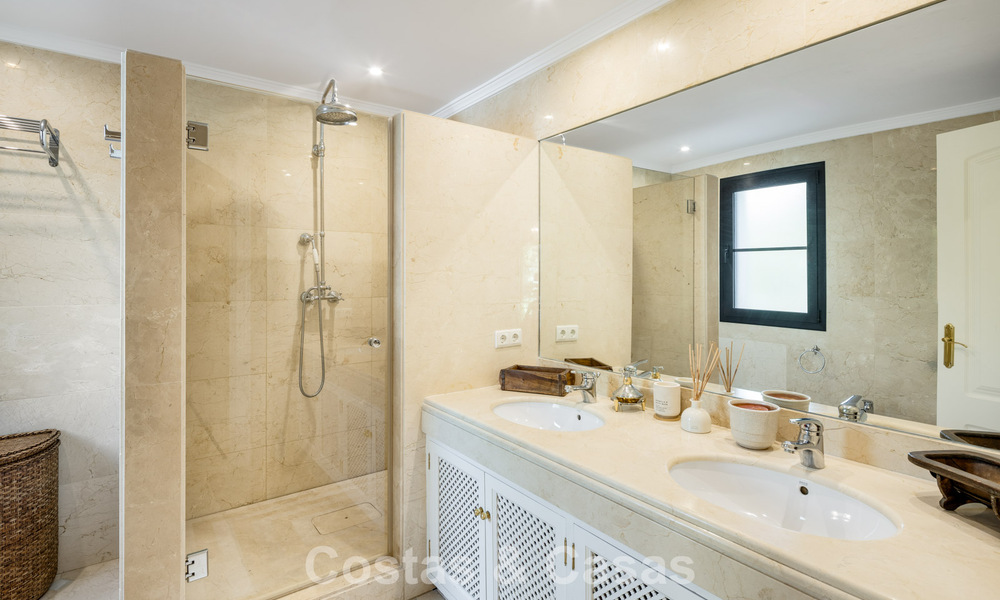 Move-in ready luxury villa for sale bordering a prime golf course in La Quinta, Marbella - Benahavis 777077