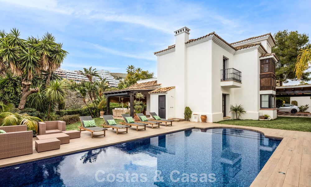 Move-in ready luxury villa for sale bordering a prime golf course in La Quinta, Marbella - Benahavis 777088