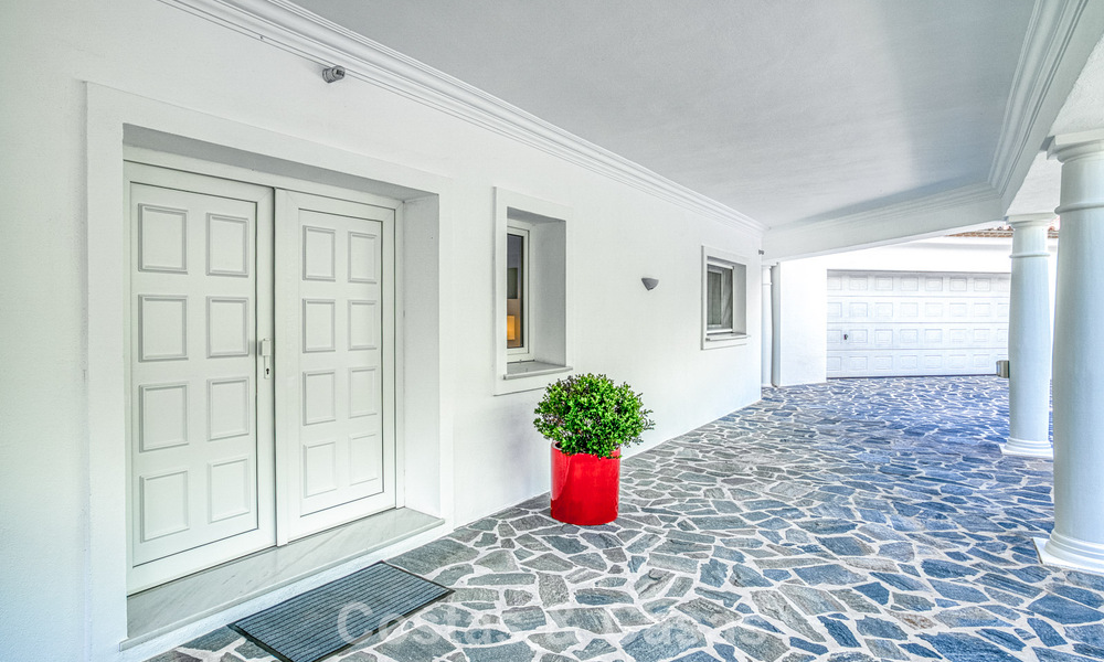 Spacious 4 bedroom family villa with sea views for sale in a sought-after residential area in Marbella East 777242