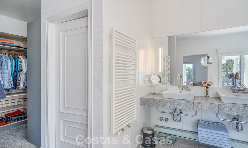 Spacious 4 bedroom family villa with sea views for sale in a sought-after residential area in Marbella East 777262
