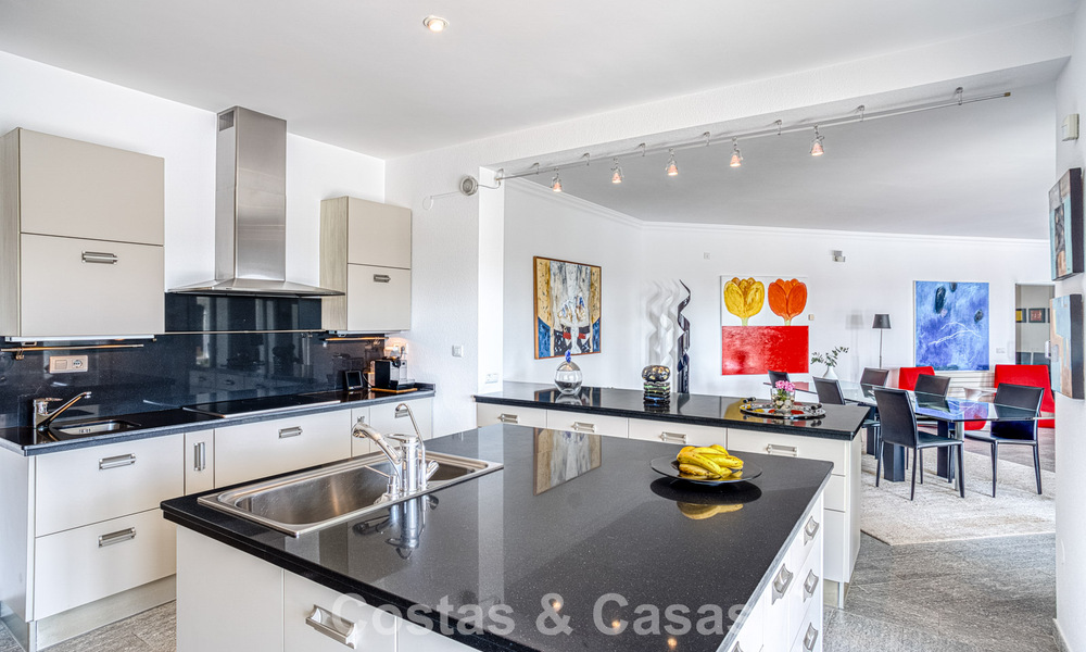 Spacious 4 bedroom family villa with sea views for sale in a sought-after residential area in Marbella East 777277