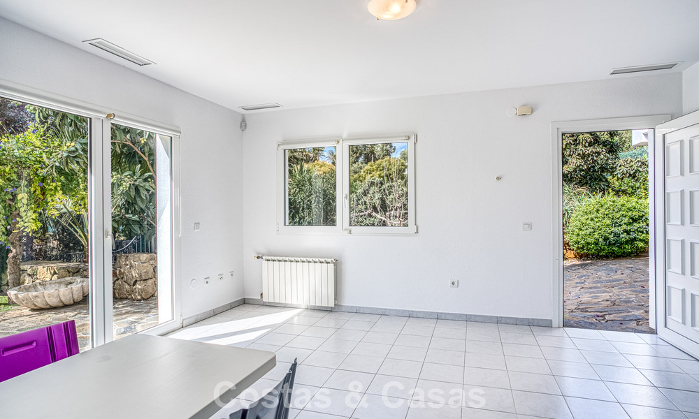 Spacious 4 bedroom family villa with sea views for sale in a sought-after residential area in Marbella East 777294