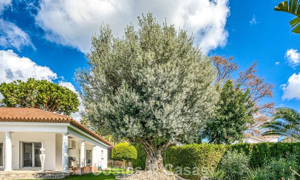 Spacious 4 bedroom family villa with sea views for sale in a sought-after residential area in Marbella East 777297
