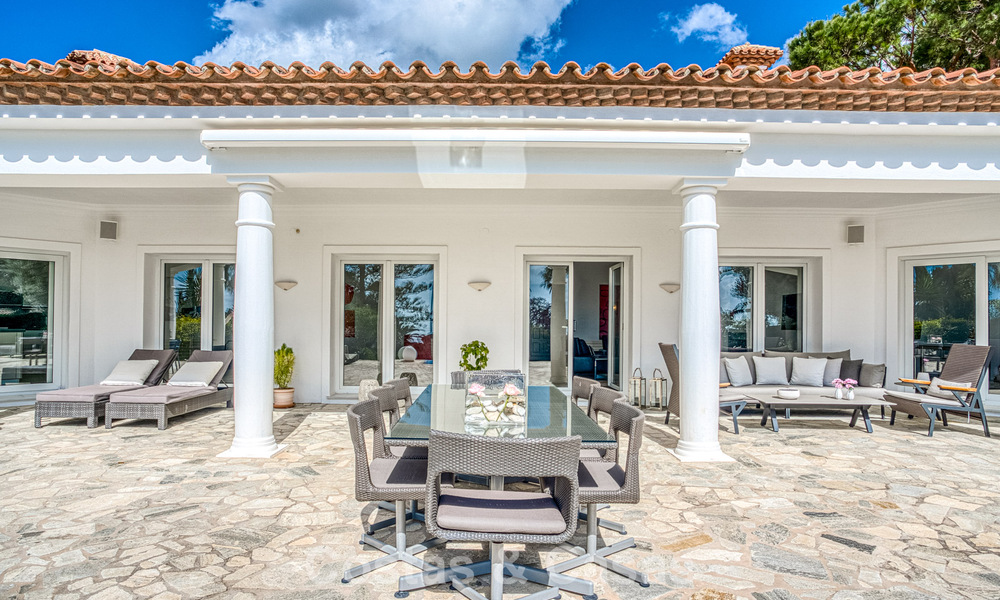 Spacious 4 bedroom family villa with sea views for sale in a sought-after residential area in Marbella East 777298