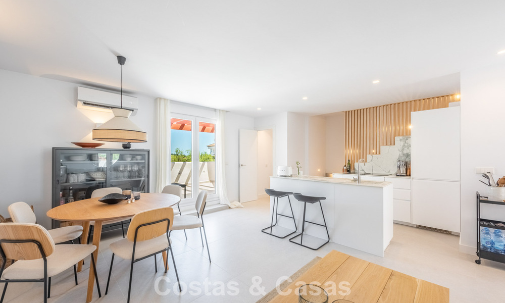 Renovated duplex penthouse for sale within walking distance to all amenities and Puerto Banus in Nueva Andalucia, Marbella 777374