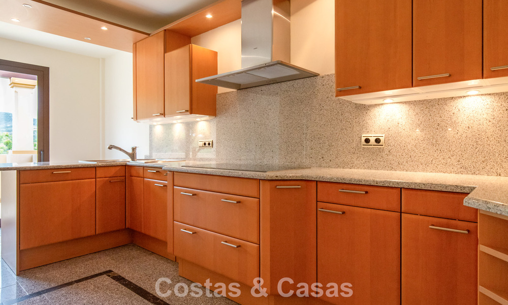 High-end apartment for sale in a gated complex in Nueva Andalucia, Marbella 777675