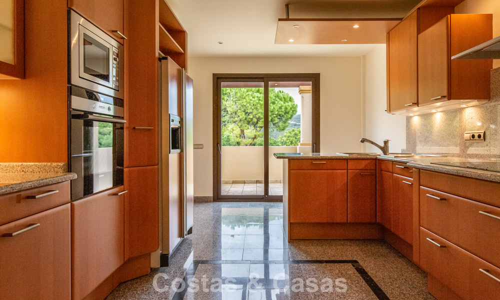 High-end apartment for sale in a gated complex in Nueva Andalucia, Marbella 777676
