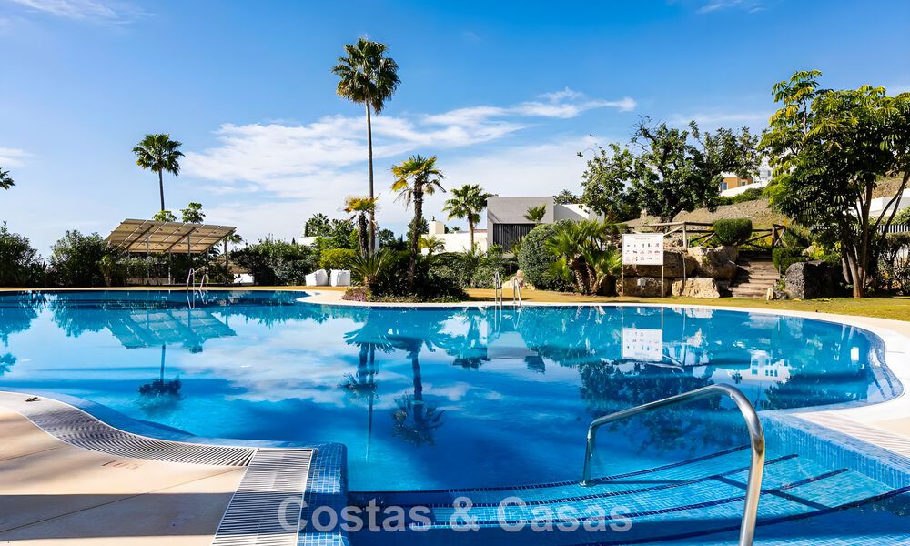 Spacious, move-in ready apartment for sale with large garden and sea views in a gated community in Benahavis - Marbella 777924