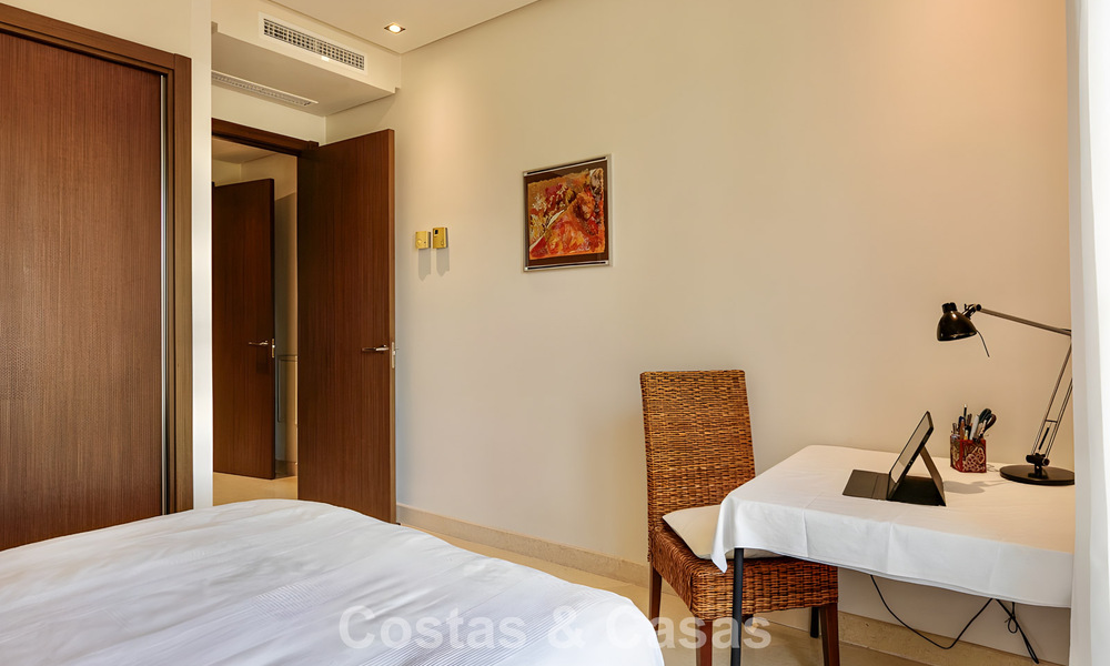 Spacious, move-in ready apartment for sale with large garden and sea views in a gated community in Benahavis - Marbella 777929