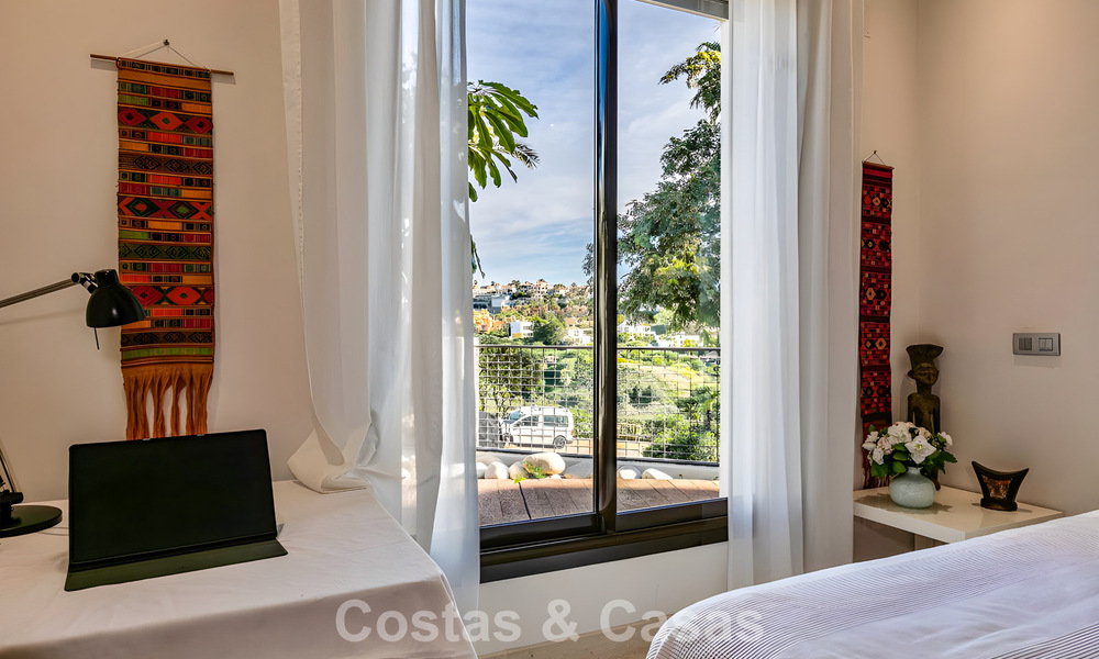 Spacious, move-in ready apartment for sale with large garden and sea views in a gated community in Benahavis - Marbella 777930