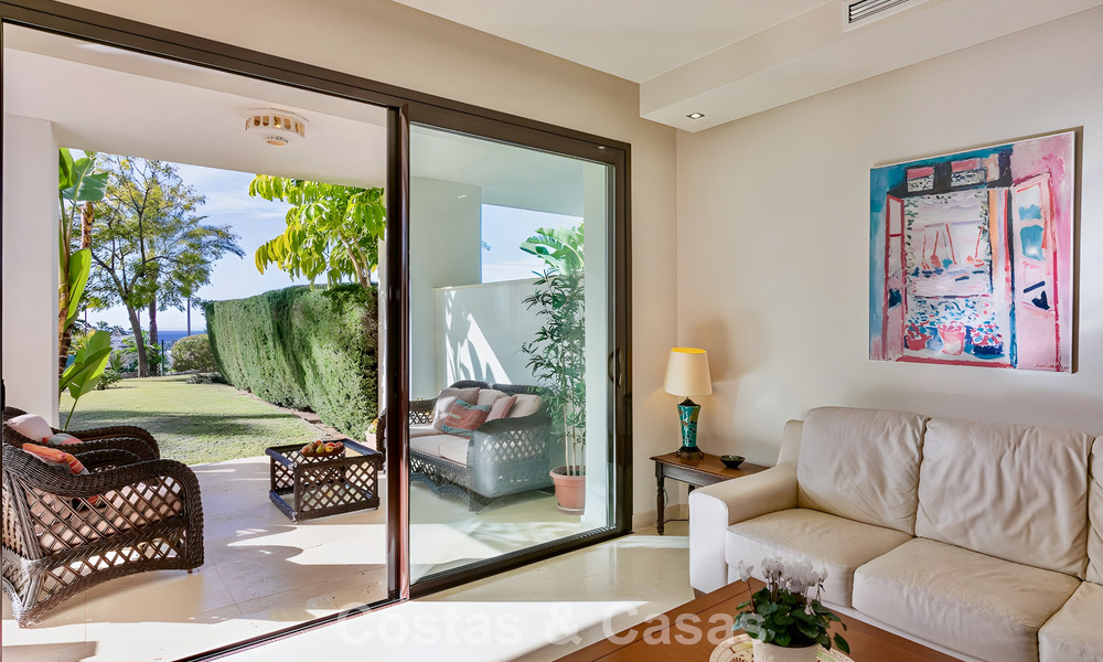 Spacious, move-in ready apartment for sale with large garden and sea views in a gated community in Benahavis - Marbella 777936