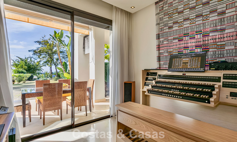 Spacious, move-in ready apartment for sale with large garden and sea views in a gated community in Benahavis - Marbella 777938