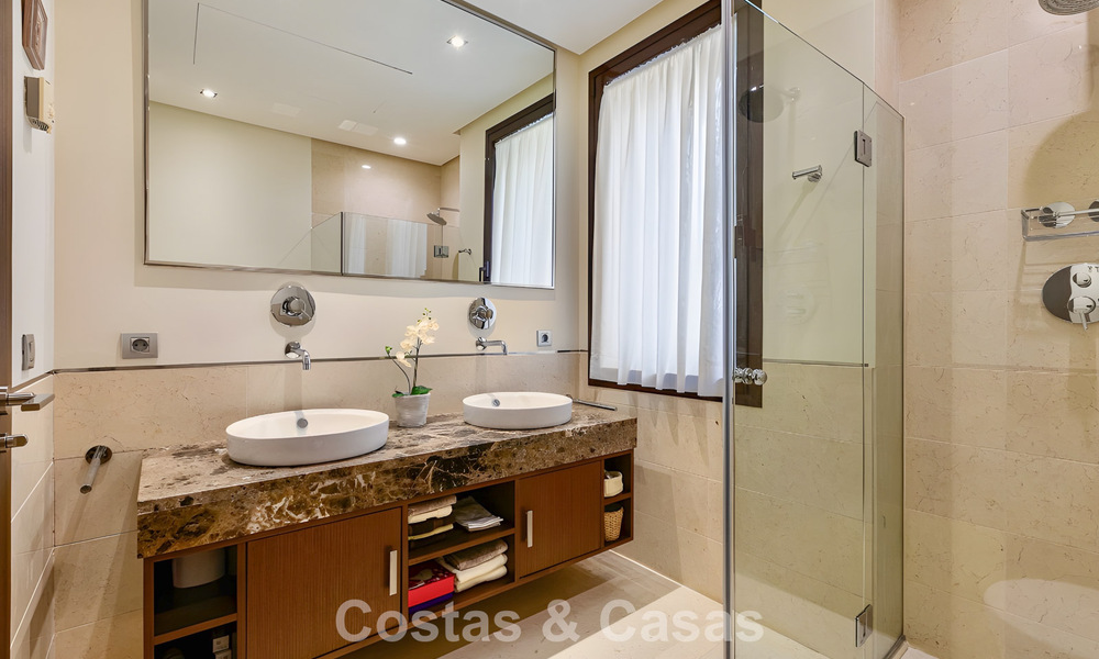 Spacious, move-in ready apartment for sale with large garden and sea views in a gated community in Benahavis - Marbella 777942