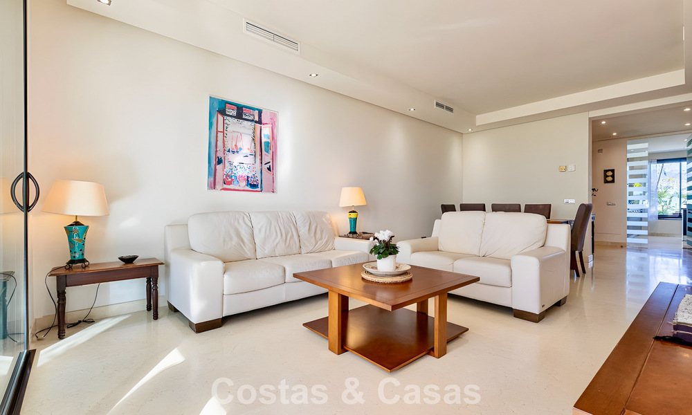 Spacious, move-in ready apartment for sale with large garden and sea views in a gated community in Benahavis - Marbella 777945