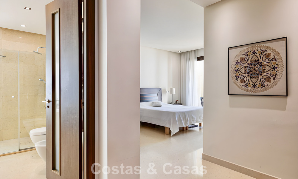 Spacious, move-in ready apartment for sale with large garden and sea views in a gated community in Benahavis - Marbella 777946