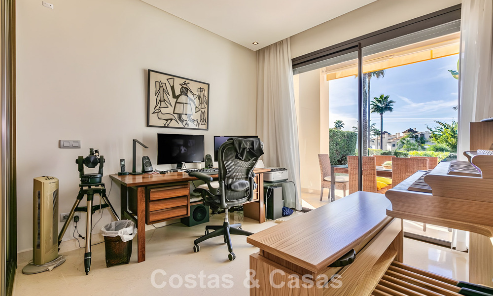 Spacious, move-in ready apartment for sale with large garden and sea views in a gated community in Benahavis - Marbella 777948